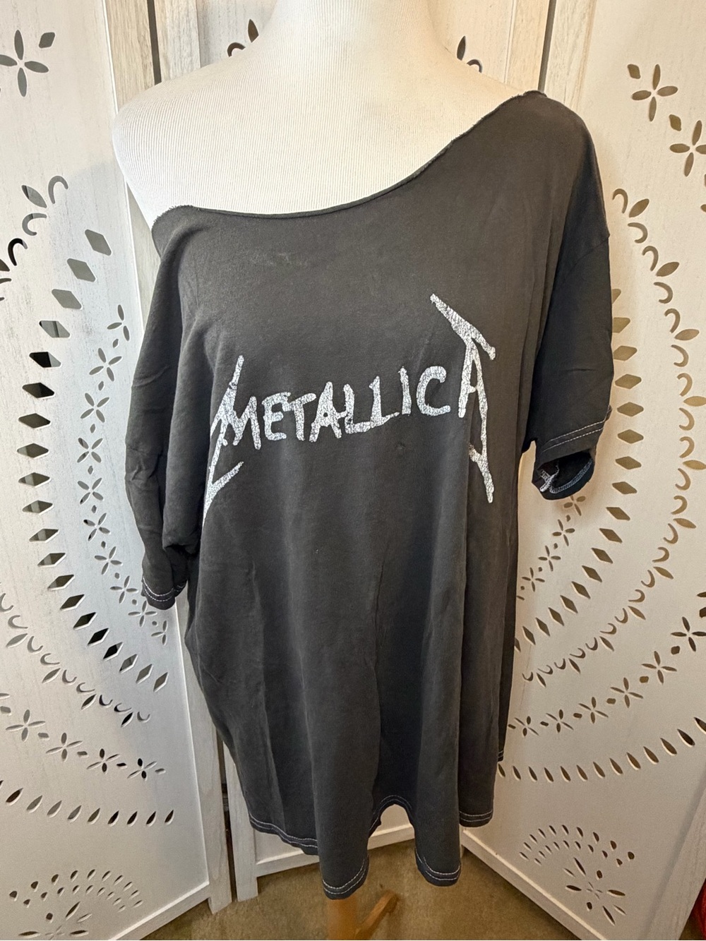 Women's Off-Shoulder Metallica Graphic Tee in Charcoal